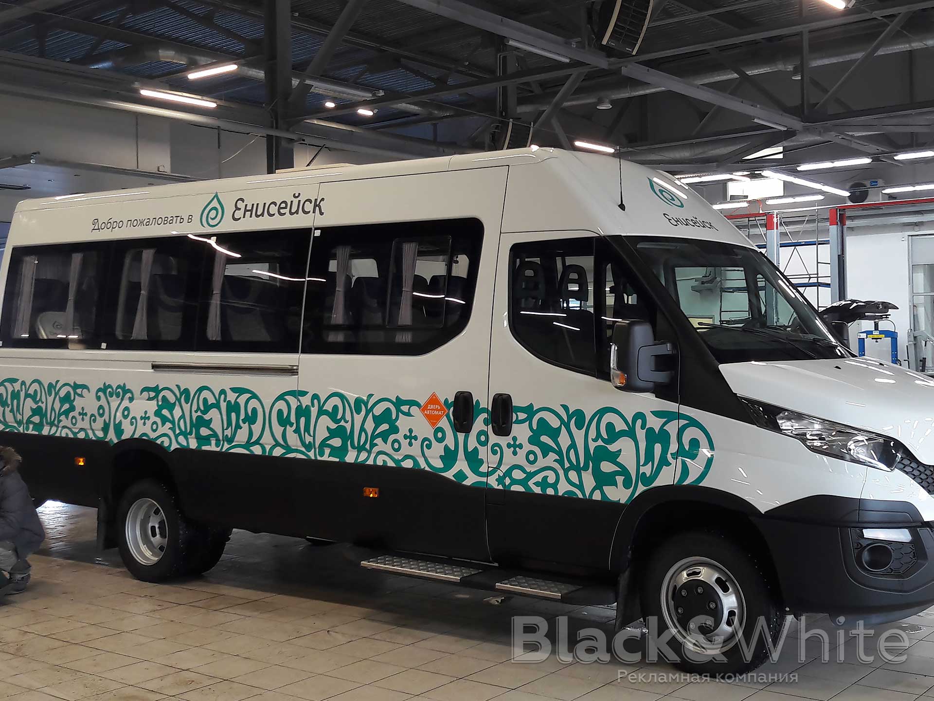 Брендирование-автобусов-Black&White-реклама-на-пассажирских-автобусах-в-Красноярске.jpg