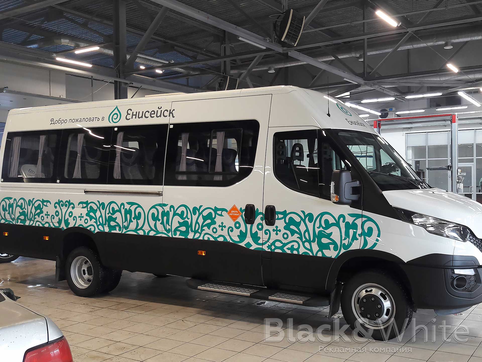 Брендирование-автобусов-реклама-на-пассажирских-автобусах-в-Красноярске-Black&White.jpg